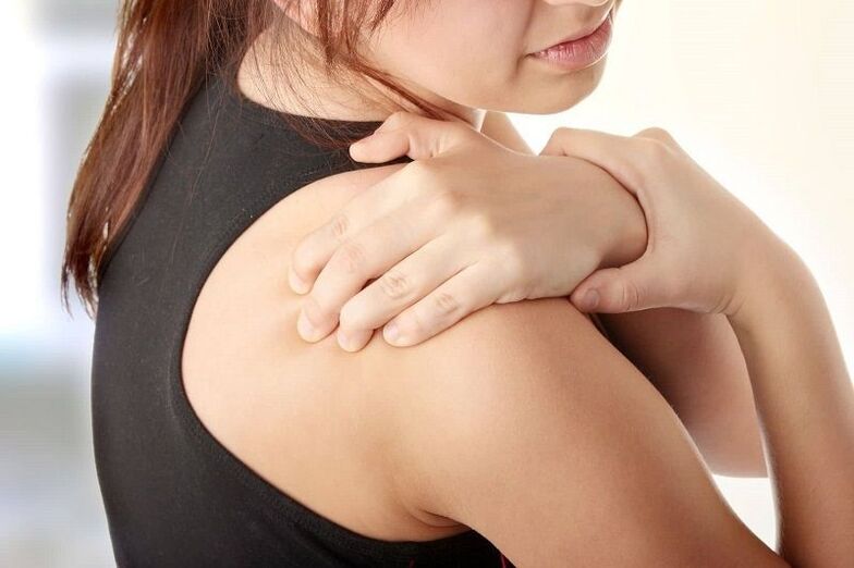При цервикална остеохондроза болката се излъчва към рамото